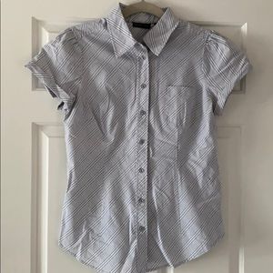 Neutral top - flattering cut